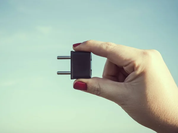 Mulher Segurando Plugue Preto — Fotografia de Stock