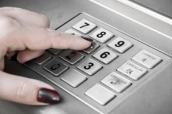 Vrouw Aanraken Van Atm Machine — Stockfoto