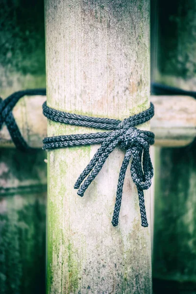 Arc Dentelle Couleur Noire Placé Sur Une Colonne Verte — Photo