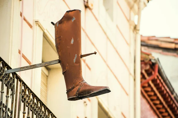 Der Durchbohrte Hohe Stiefel Der Als Zeichen Auf Der Straße — Stockfoto