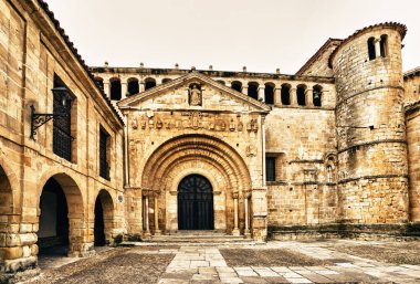 SANTILLANA DEL MAR, CANTABRIA, İSPAN - 31 Ağustos 2016: Arşiv girişli antik bina