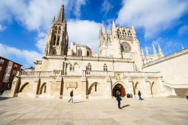 Burgos, İspanya - 10.11.2016: Gotik Roma katolik katedralinin ön görünümü. İnşaatı 1221 yılında başladı..