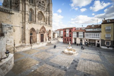Burgos, İspanya - 10.11.2016: Gotik Roma katolik katedrali yakınlarında St Mary Meydanı. İnşaatı 1221 yılında başladı..