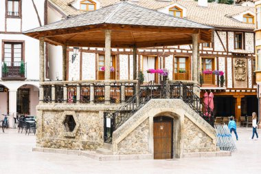 Ezcaray, La Rioja, İspanya - 25.09.2016 TorremuzQuiz Meydanı. Kasaba San Lorenzo zirvesinin eteklerinde yer almaktadır ve Valdezcaray kayak sahasına 13 km uzaklıktadır..