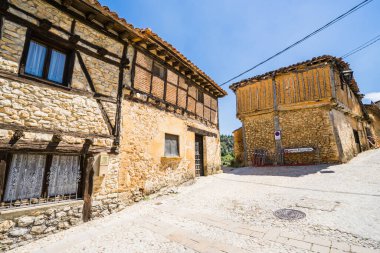 CALATANAZOR, SORIA, İSPA - 16 Temmuz 2017: Soria ilinin tipik ortaçağ sokağı, Castilla Leon, İspanya