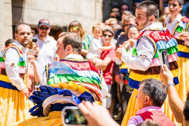 LA RIOJA, İspanya - 23 Temmuz 2017: Parlak festival kostümlü dört adamı izleyen kalabalık. Anguiano festivali