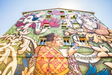 ALAVA, İspanya - 24 AĞUSTOS, 2016: Vitoria 'da sokak sanatı ön cephesine yakın çekim.