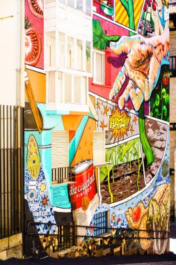 ALAVA, İspanya - 24 AĞUSTOS, 2016: Vitoria 'da sokak sanatı ön cephesine yakın çekim.