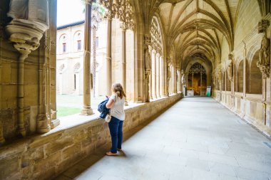 LA RIOJA, İspanya - 29 Ağustos 2016: Gotik mimariyle koridorda yürüyen kadın turistin arka planı 