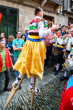 LA RIOJA, İspanya - 29 AĞUSTOS, 2016: Parlak festival kostümleri içinde dört erkeği izleyen kalabalık. Anguiano festivali