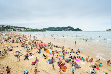 SAN SEBASTIAN, İSPAN - 30 AĞUSTOS, 2016: San Sebastian körfezine demir atmış tekneler