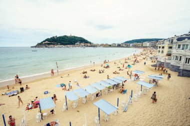 SAN SEBASTIAN, İSPAN - 30 AĞUSTOS, 2016: San Sebastian körfezine demir atmış tekneler