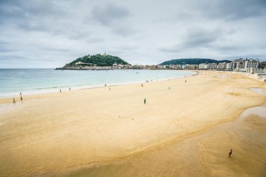 SAN SEBASTIAN, İSPAN - 30 AĞUSTOS, 2016: San Sebastian körfezine demir atmış tekneler