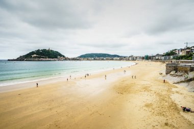 SAN SEBASTIAN, İSPAN - 30 AĞUSTOS, 2016: San Sebastian körfezine demir atmış tekneler