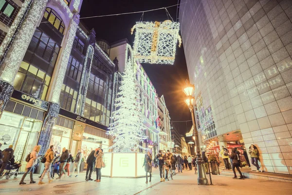 Budapest Hongarije December 2017 Typische Straat Met Kerstmis Verlichting Decoratie — Stockfoto