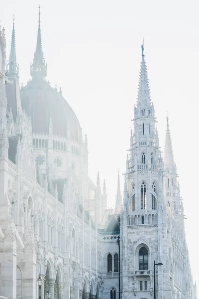 Budapest Ungern December 2017 Den Ungerska Parlamentsbyggnaden Ligger Gotisk Återupplivningsstil — Stockfoto