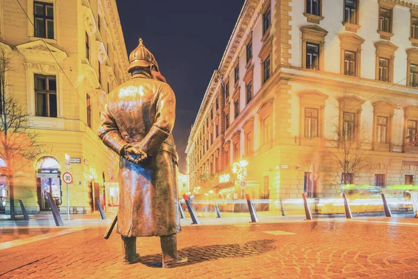2017年12月19日 Zrinyi街的胖警察黄铜雕像 — 图库照片