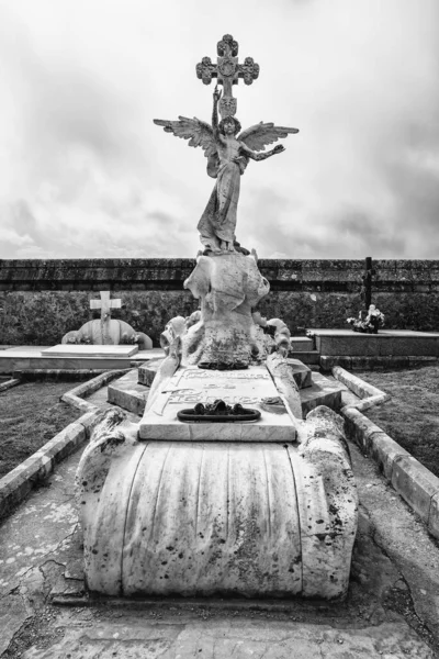 Comillas Cantabria Spa Ağustos 2016 Bulutlu Gökyüzüne Karşı Katolik Haçlı — Stok fotoğraf