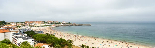 Comillas Cantabria Španělsko August 2016 Panoramatický Výhled Pláž Plnou Turistů — Stock fotografie