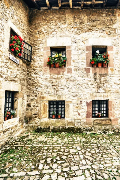 Santillana Del Mar Cantabria スペイン 2016年8月31日 鉢に植物で飾られたいくつかの窓のある古い石造りの建物 — ストック写真