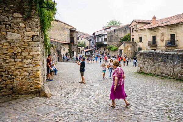 Santillana Del Mar Cantabria Španělsko 2016 Turisté Procházející Dlážděné Ulici — Stock fotografie