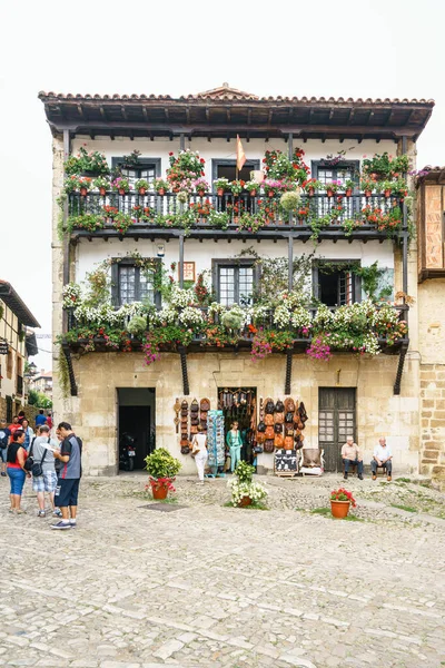 Santillana Del Mar Cantabria Hiszpania Sie 2016 Tłum Ludzi Spacerujących — Zdjęcie stockowe