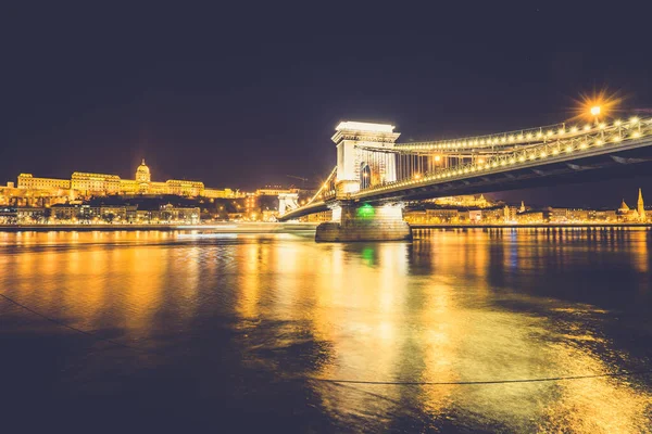 Macaristan Budapeşte Kentindeki Tuna Nehri Üzerindeki Zincir Köprü — Stok fotoğraf