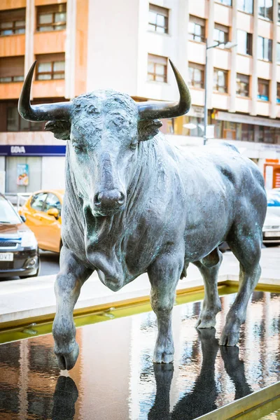 Burgos Spanien 2016 Frontvy Över Bronsstaty Tjur Stående Vatten Gatan — Stockfoto