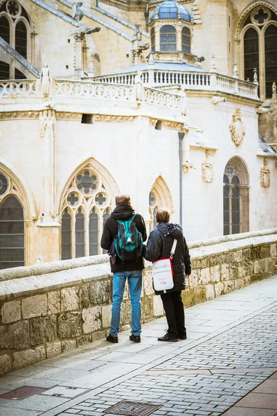 Burgos Spanje 2016 Gezichtsloze Toeristen Buurt Van Kathedraal Verticaal Buitenschot — Stockfoto