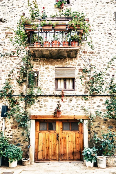 Ezcaray Rioja Spanien 2016 Leere Straße Einer Kleinstadt Vertikale Außenaufnahme — Stockfoto