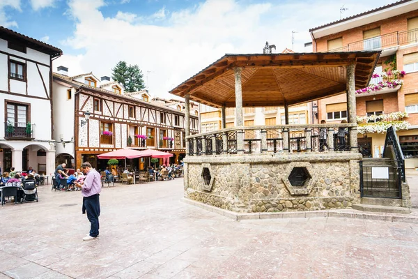 Ezcaray Rioja Spanien 2016 Torremuzquiz Torg Staden Ligger Vid Foten — Stockfoto