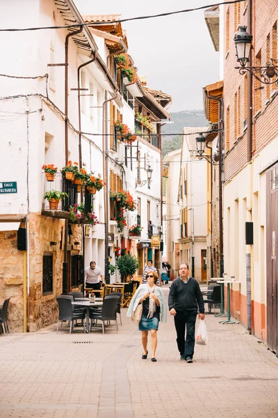 Ezcaray Rioja Espanha 2016 Old Narrow Street Vertical Tiro Livre — Fotografia de Stock