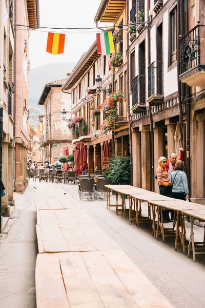 Ezcaray Rioja Espanha 2016 Old Narrow Street Vertical Tiro Livre — Fotografia de Stock