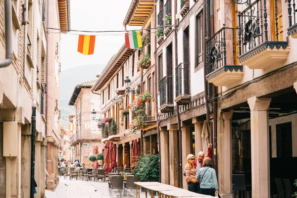 Ezcaray Rioja スペイン 2016古い狭い通り 垂直屋外ショット — ストック写真