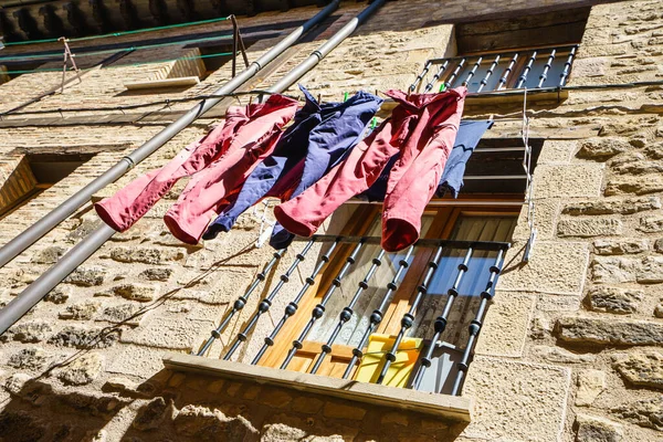 Alava Spagna Agosto 2016 Bassa Prospettiva Asciugare Pantaloni Sulla Corda — Foto Stock