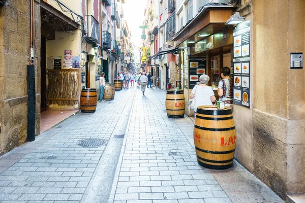 Rioja スペイン 2016年8月29日 日光の下を歩く観光客と舗装された歩道の景色 — ストック写真