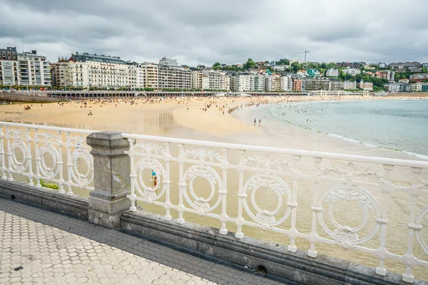 San Sebastian Španělsko Srpna 2016 Slavná Pláž Concha Zataženého Počasí — Stock fotografie