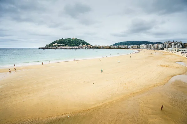 SAN SEBASTIAN, İSPAN - 30 AĞUSTOS, 2016: San Sebastian körfezine demir atmış tekneler