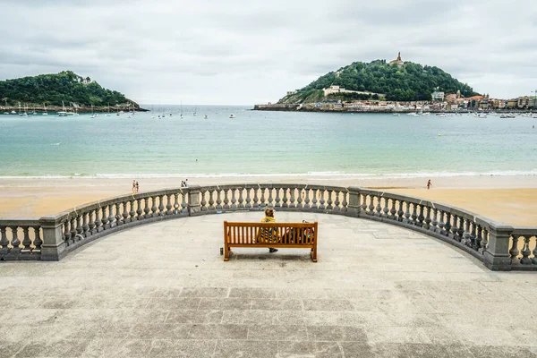 San Sebastian Spanien August 2016 Rückansicht Von Drei Erwachsenen Touristen — Stockfoto