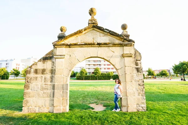 Rioja Spanien August 2016 Touristin Posiert Vor Steinerner Bauruine Ribera — Stockfoto