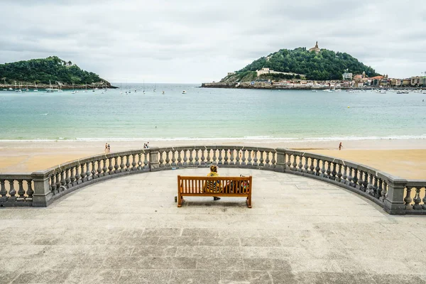 サンセバスチャン スペイン 2016年8月30日 3人の大人がベンチに座って眺め サンセバスティアン コンチャのビーチの景色を見る ストック写真