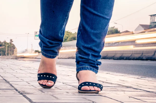 Woman walking — Stock Photo, Image