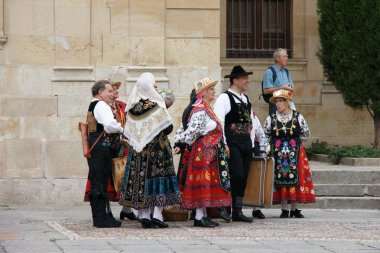 Salamanca, İspanya - Eylül 8: Salamanca, İspanya 8 Eylül 2012 tarihinde katedral Meydanı'nda geleneksel kostümleri ile kimliği belirsiz kişi. 1988 yılında Unesco Dünya Mirası ilan edildi.