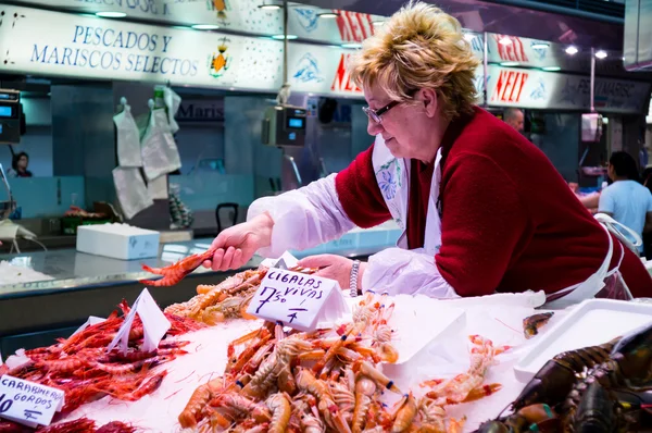 VALENCIA, ESPANHA - MARÇO 30: Vista do Mercado Central em 30 de março de 2013 em Valência, Espanha. É considerado um dos mercados europeus mais antigos ainda em funcionamento . — Fotografia de Stock