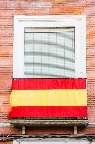 İspanyol bayrağı ile blacony — Stok fotoğraf