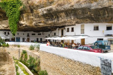 Setenil De Las Bodegas, İspanya - Eylül 07: Görünüm tarihi c