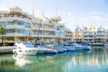 Benalmadena, İspanya - 25 Mayıs: 25 Mayıs'ta Puerto Marina manzarası, 