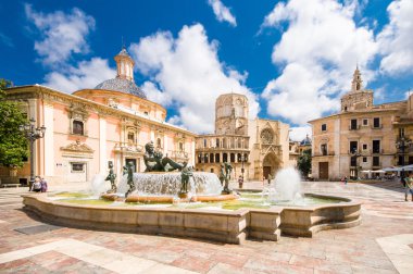 Valencia, İspanya - 14 Temmuz: turist Bas ile Virgin Meydanı'nda