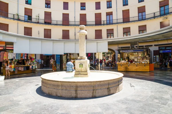 VALENCIA, SPAIN - JULY 14: Shopping in the Plaza Redonda, histor — Zdjęcie stockowe
