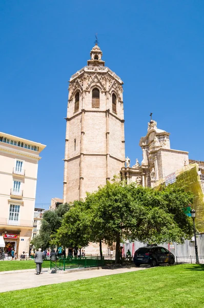 VALENCIA, ESPAÑA - 14 DE JULIO: Plaza de la Reina y torre Micalet a —  Fotos de Stock